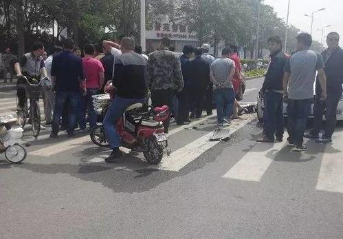 骑车吃瓜撞车,一不留神遭遇车祸